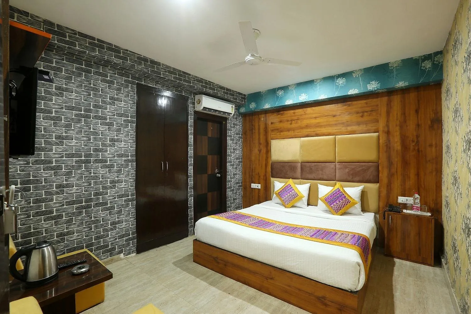 *** Bed and breakfast Hotel Sky Wood At Airport Nueva Delhi India