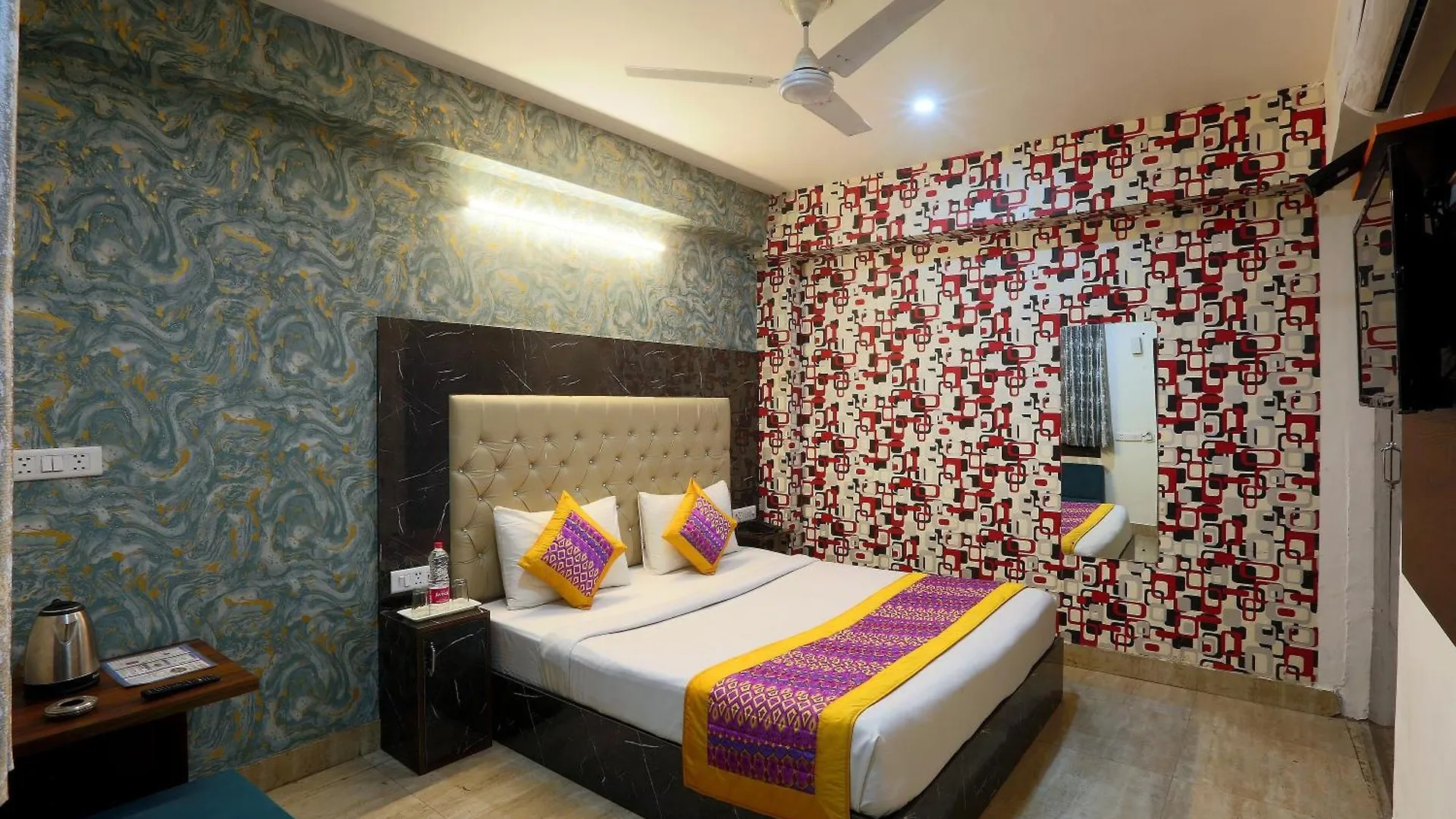 *** Bed & Breakfast Hotel Sky Wood At Airport New Delhi Indien