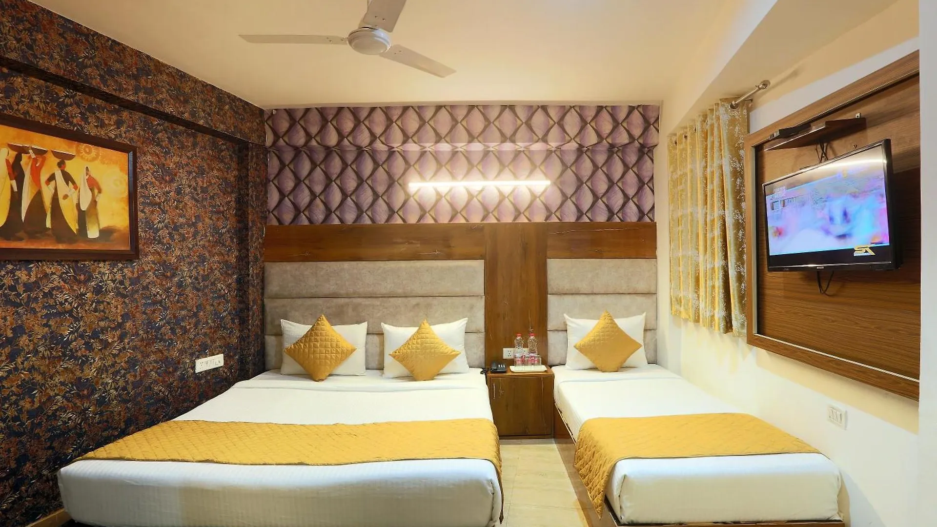 Hotel Sky Wood At Airport Yeni Delhi