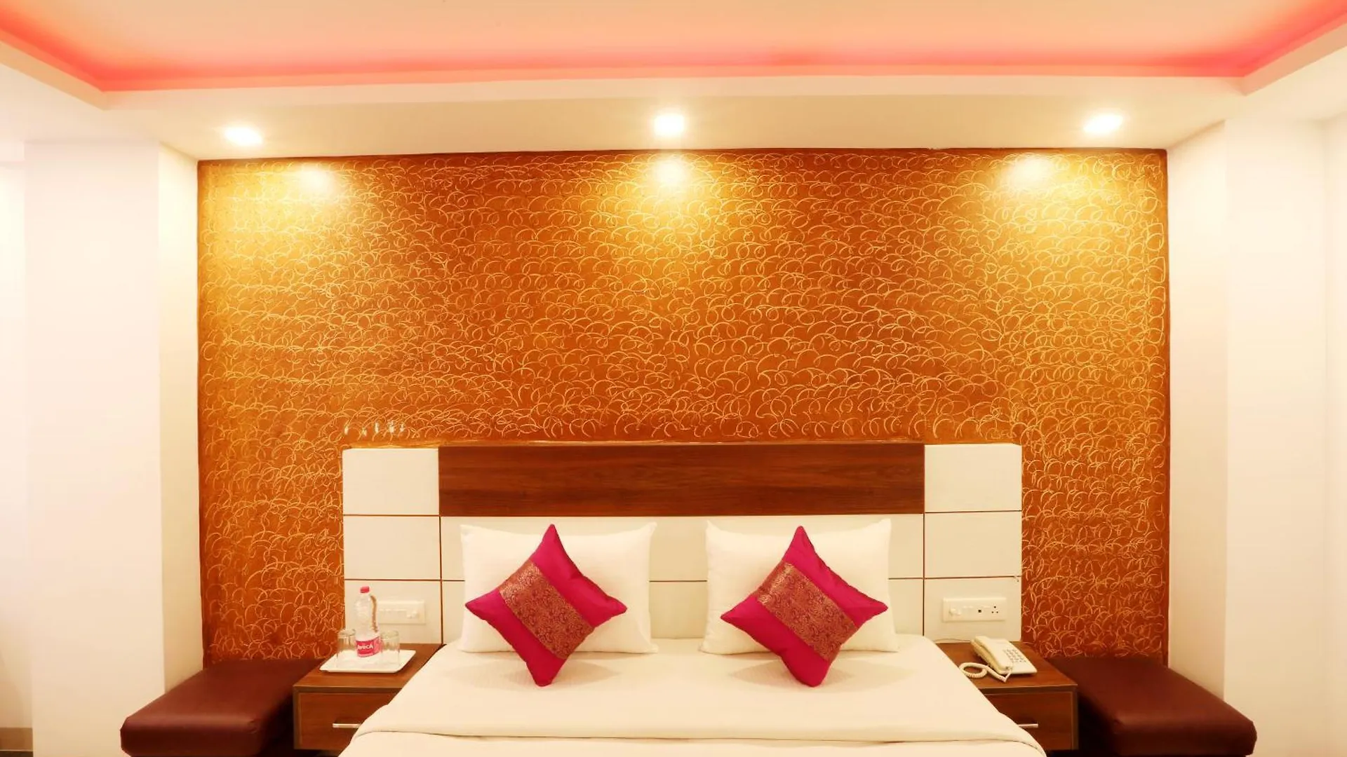 Bed & Breakfast Hotel Sky Wood At Airport New Delhi