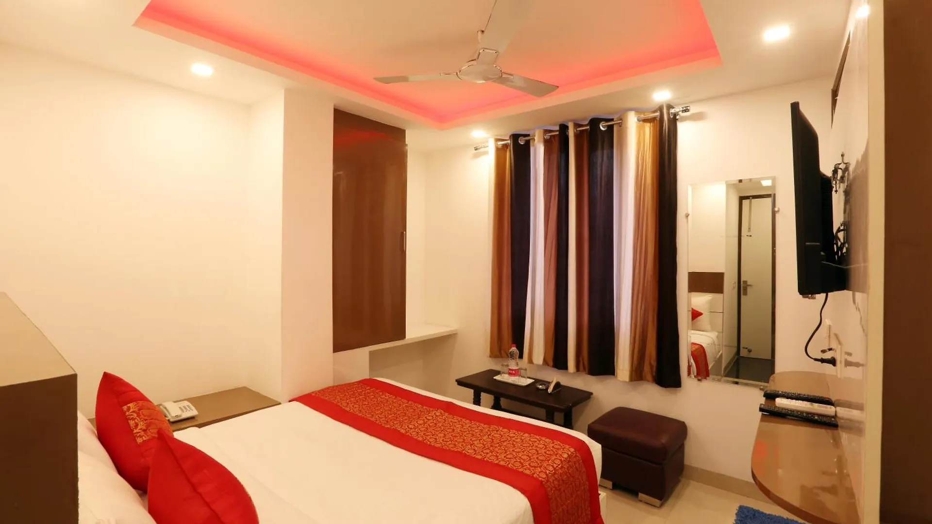 Hotel Sky Wood At Airport New Delhi 3*,