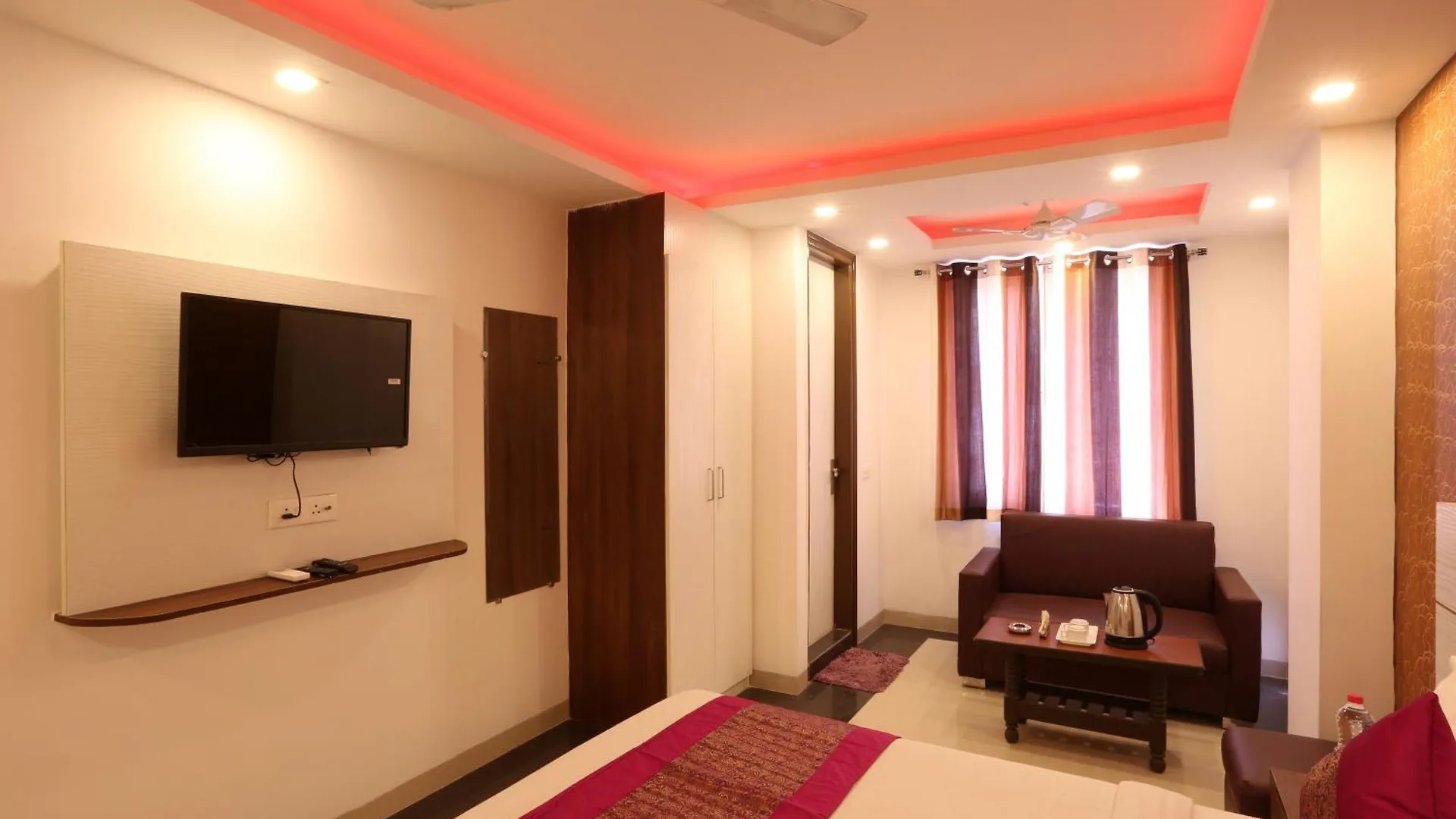 Hotel Sky Wood At Airport New Delhi Bed & Breakfast