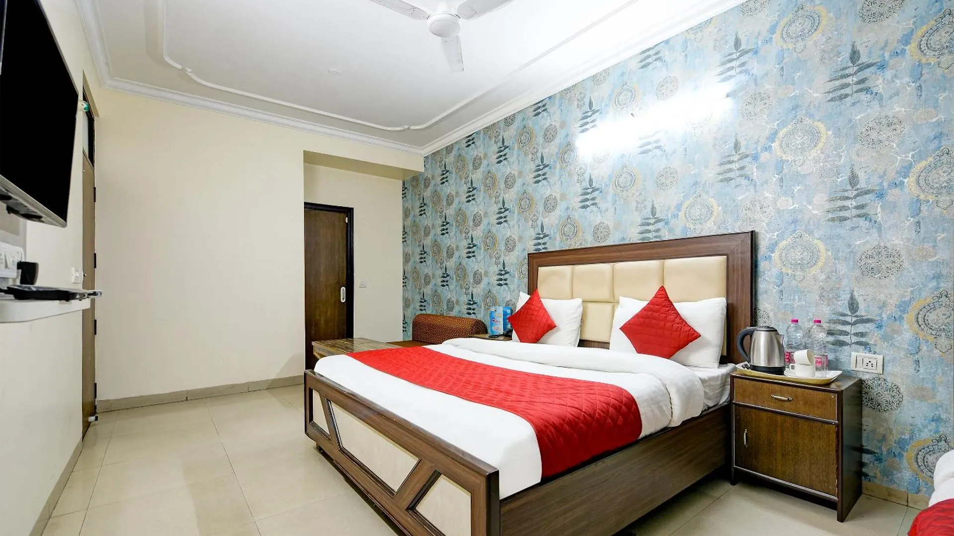 Bed & Breakfast Hotel Sky Wood At Airport New Delhi