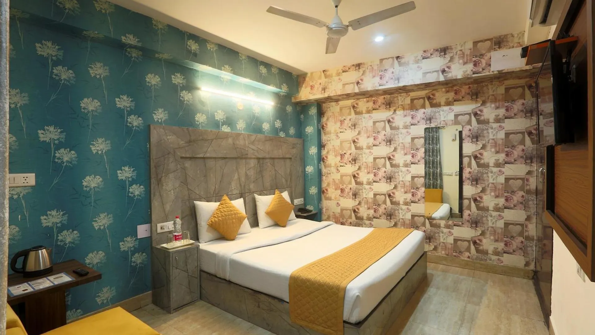 Hotel Sky Wood At Airport New Delhi Bed & Breakfast